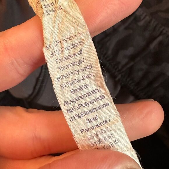 CRZ YOGA Black Camouflage Drawstring Waist 2.5 Active Shorts - Picture 7 of 8